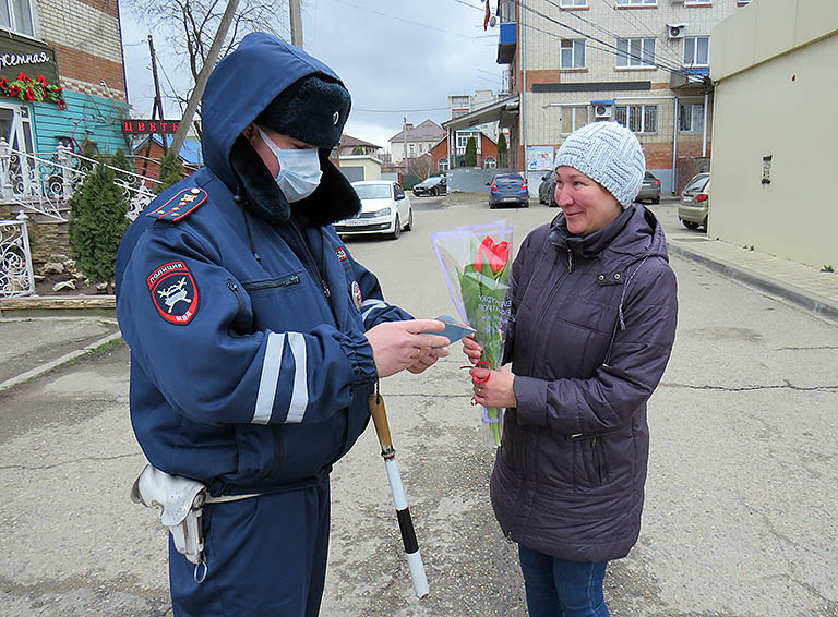 В преддверии Международного женского дня сотрудники Госавтоинспекции по Белореченскому району поздравляют женщин-водителей памятными открытками и букетами цветов