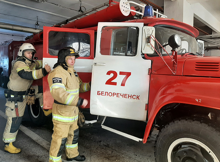 Во время пожара в многоквартирном доме белореченские пожарные спасли 9 человек, в том числе 5 детей
