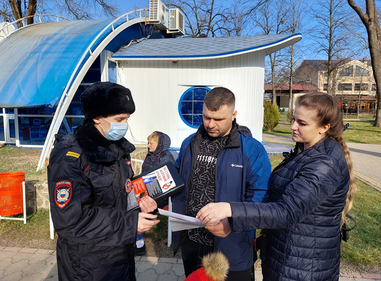 Сотрудники белореченской полиции совместно с общественниками при отделе реализуют районную профилактическую акцию «Как не стань жертвой кражи»