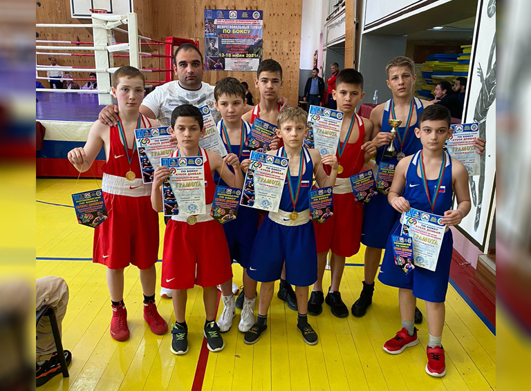 Белореченские боксёры вернулись с межрегионального турнира с медалями