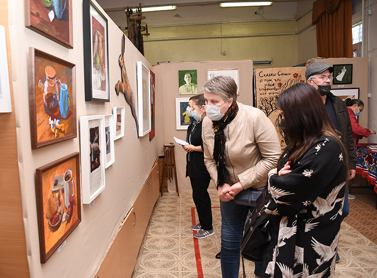 Сегодня в белореченском музее открылась персональная выставка художницы Александры Маковской