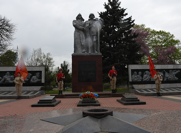 Белореченская молодёжь собралась в парке Победы, чтобы отдать дань уважения подвигу предков