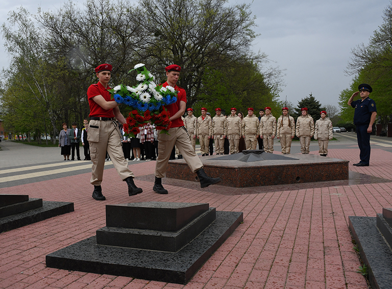 Белореченская молодёжь собралась в парке Победы, чтобы отдать дань уважения подвигу предков
