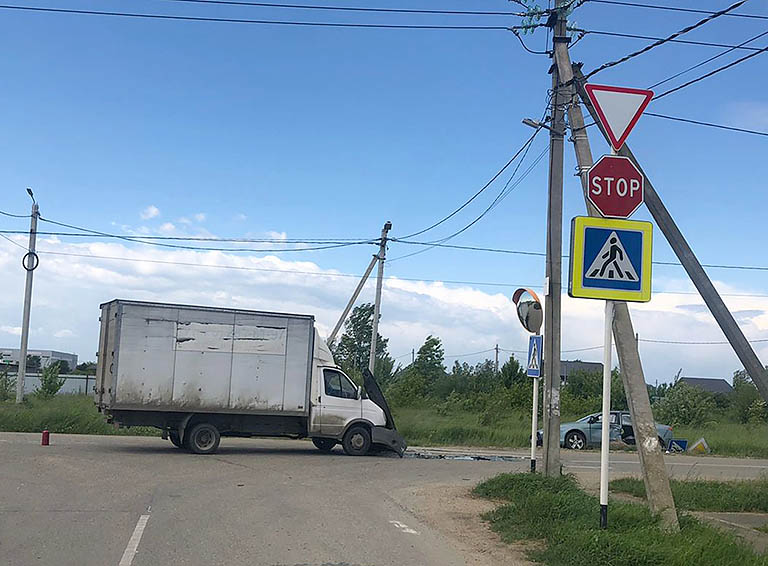 В Белореченске столкнулись автомобили «ГАЗ» и «Мицубиси Лансер», пострадала 16-летняя девушка