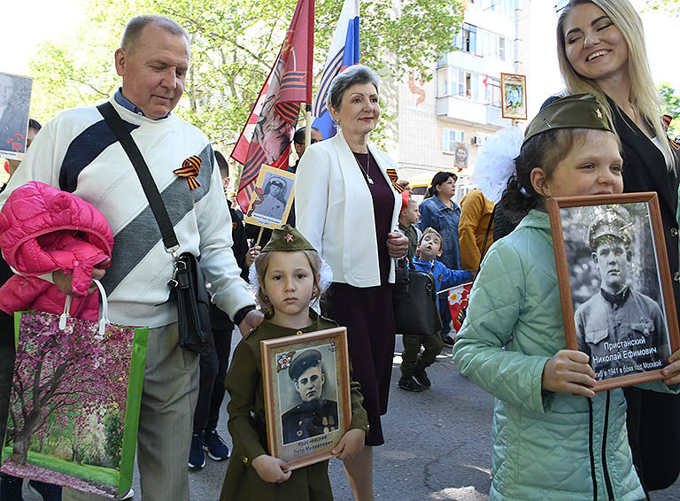 По улицам Белореченска в одном строю прошагали в бессмертном полку герои войны и благодарные потомки