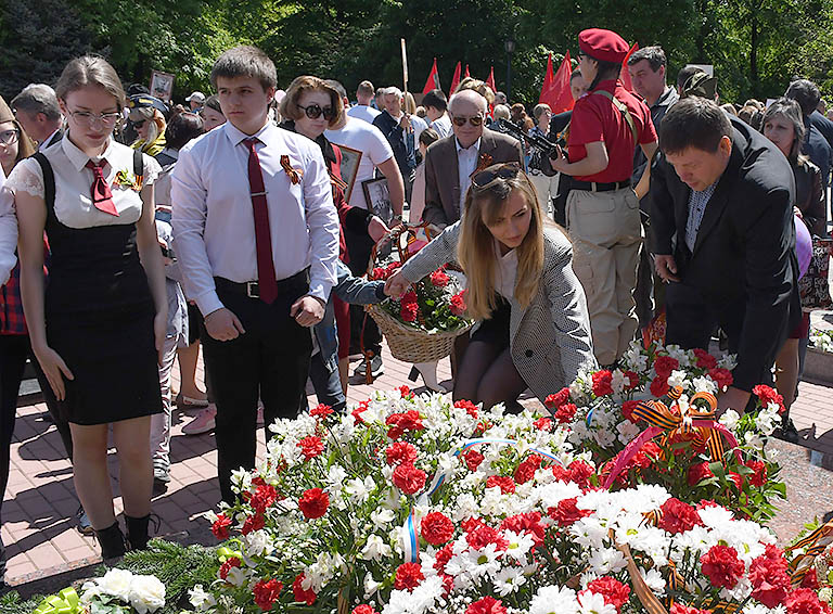С гордостью, радостью и скорбью возложили белореченцы цветы к Вечному огню в парке Победы