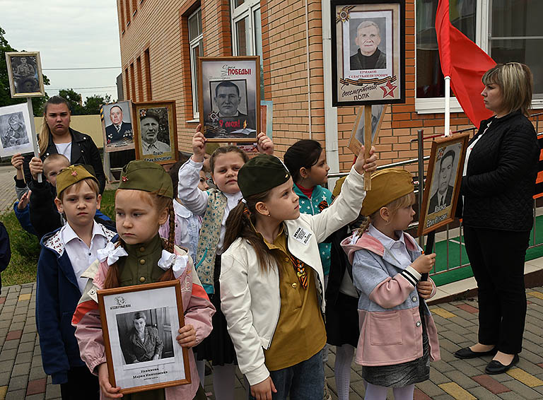 С портретами своих предков прошли в строю «Бессмертного полка» воспитанники детского сада №9 города Белореченска