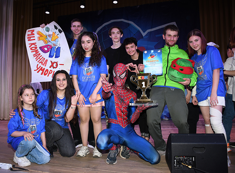 Главный приз фестиваля завоевали супергерои из команды «Люди Хэ», они же студенты техникума «Бизнес и Право»