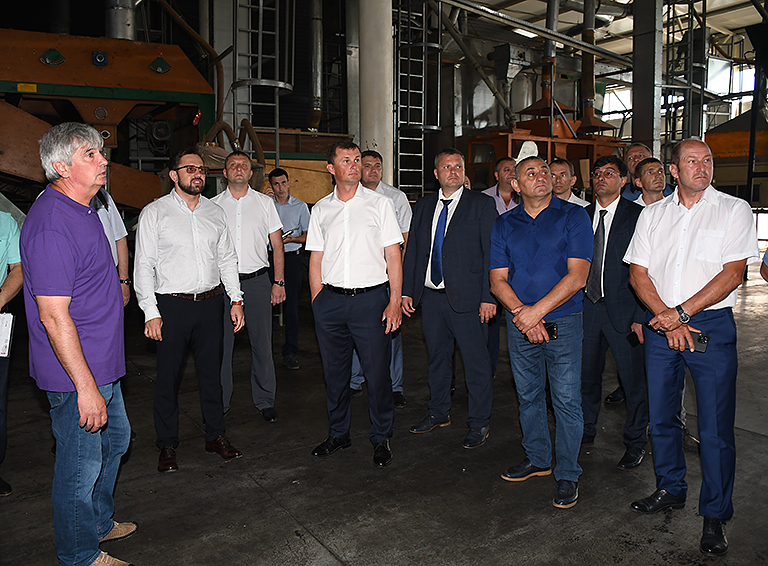 Совещание по производству семян сахарной свеклы провели сегодня в Белореченском районе вице-губернатор Андрей Коробка и министр сельского хозяйства Федор Дерека