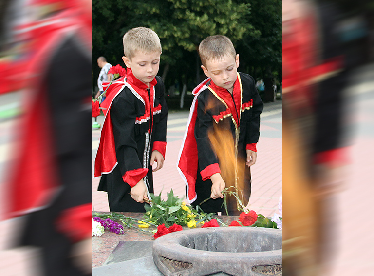 Цветы к мемориалу Победы от белореченских казачат