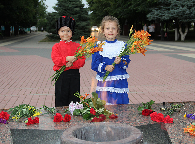 Цветы к мемориалу Победы от белореченских казачат