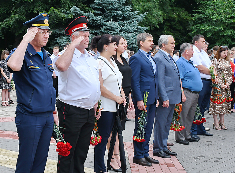В День памяти и скорби белореченцы возложили цветы к Вечному огню в парке Победы