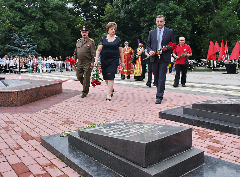 В День памяти и скорби белореченцы возложили цветы к Вечному огню в парке Победы
