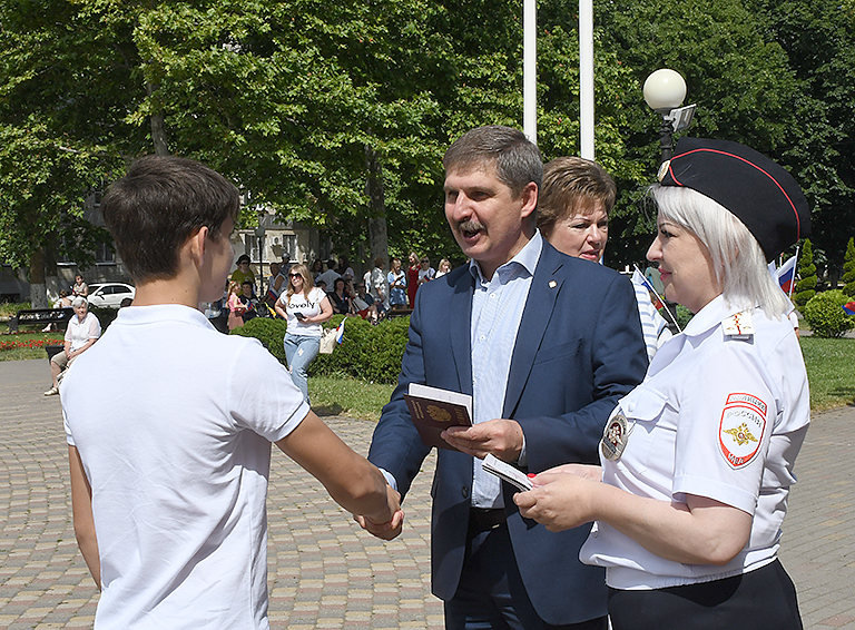 Первые паспорта торжественно вручили юным белореченцам в День России