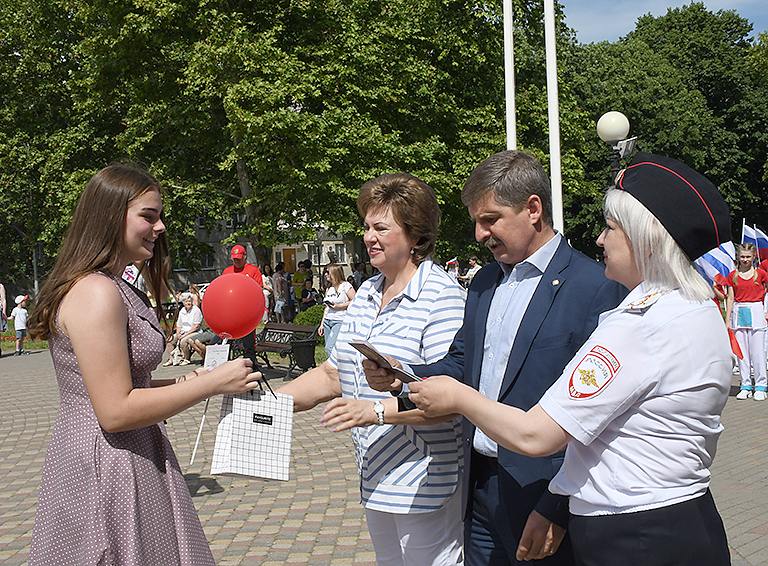 Первые паспорта торжественно вручили юным белореченцам в День России