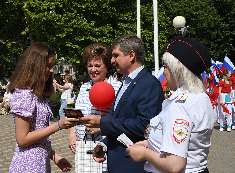 День России начался в Белореченске с торжественного поднятия флагов