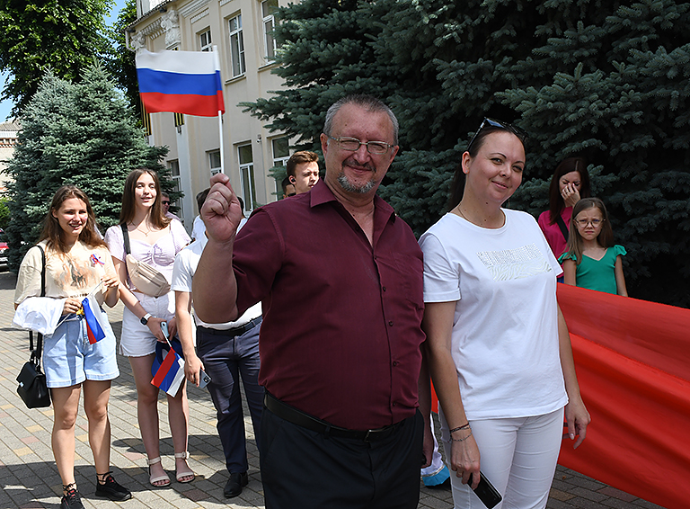 День России начался в Белореченске с торжественного поднятия флагов
