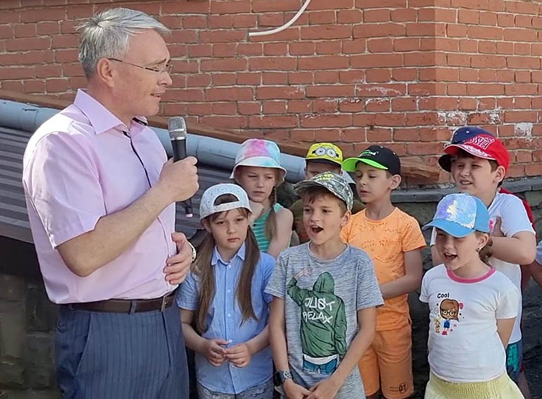 На Планете Детства побывал в первый день лета депутат Государственной Думы Эдуард Кузнецов
