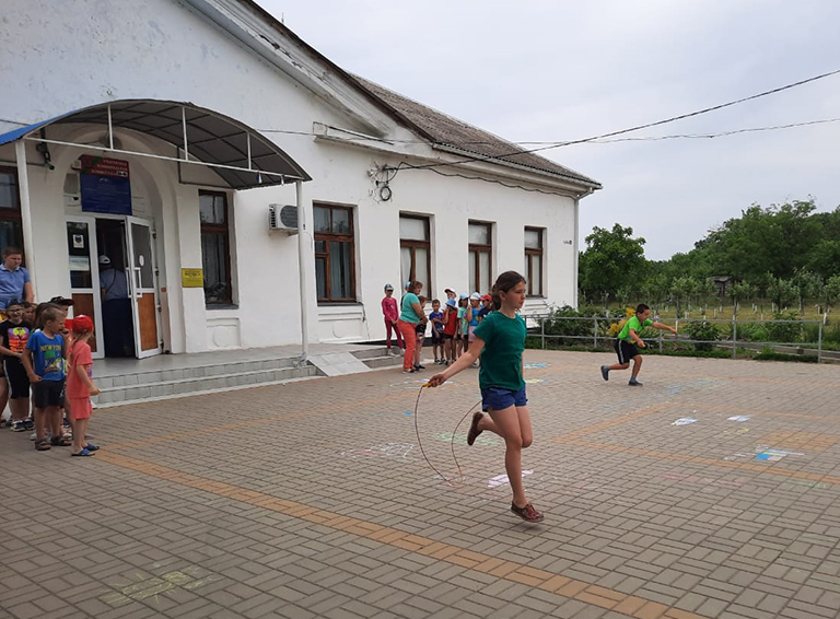Будни на Верхневеденеевской площадке «Дружба» школы №15 проходят у детей с большим интересом