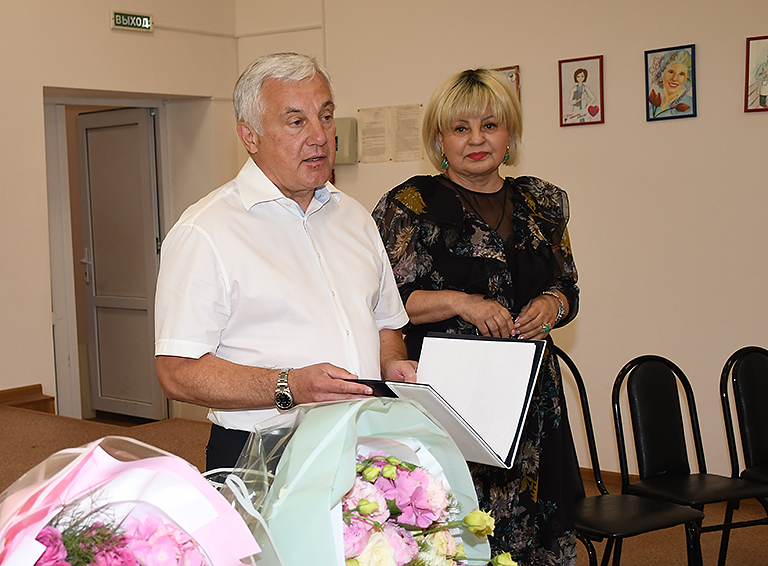 Супружеские пары молодых медработников и ветеранов Белореченской ЦРБ поздравили депутаты ЗСК и Краснодарской городской думы