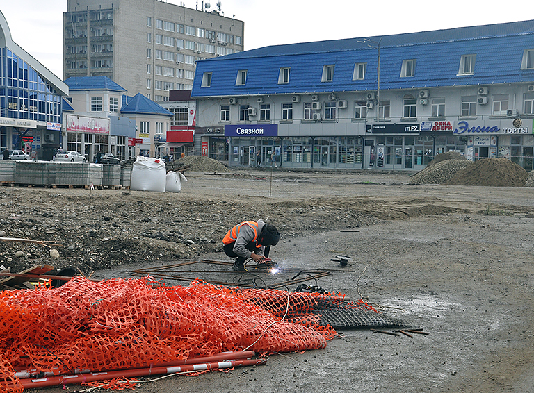 Ход работ по благоустройству центральной площади Белореченска проверил глава города