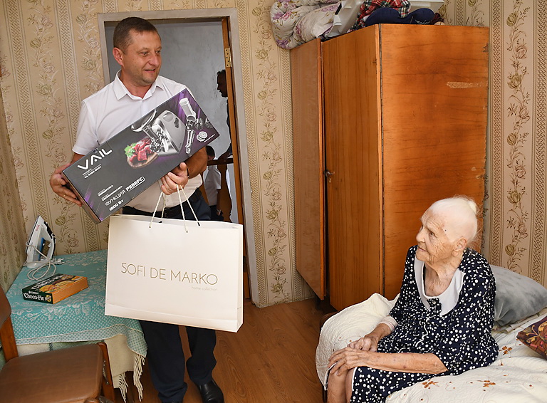 Белореченцы поздравили со 100-летием ветерана войны Валентину Синеглазову