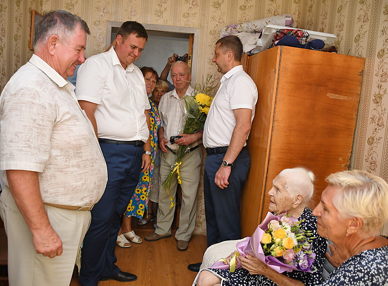 Белореченцы поздравили со 100-летием ветерана войны Валентину Синеглазову