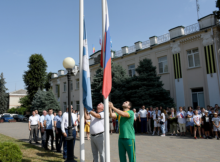 Флешмобом и песнями в Белореченске отметили День Государственного флага России