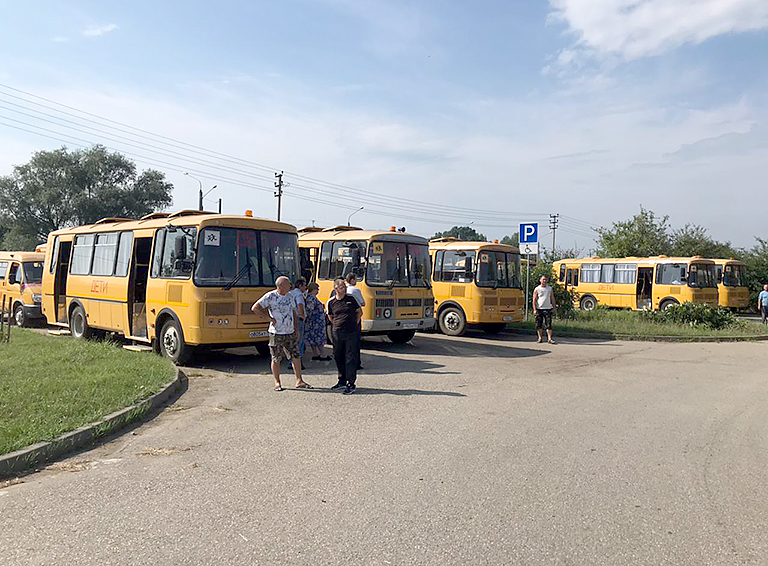 Сотрудники Госавтоинспекции проверяют безопасность школьных автобусов