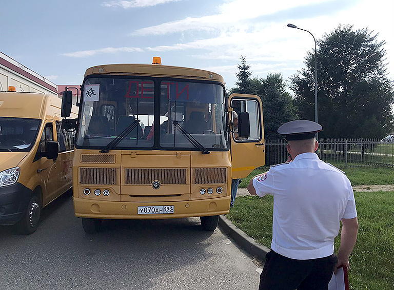 Сотрудники Госавтоинспекции проверяют безопасность школьных автобусов