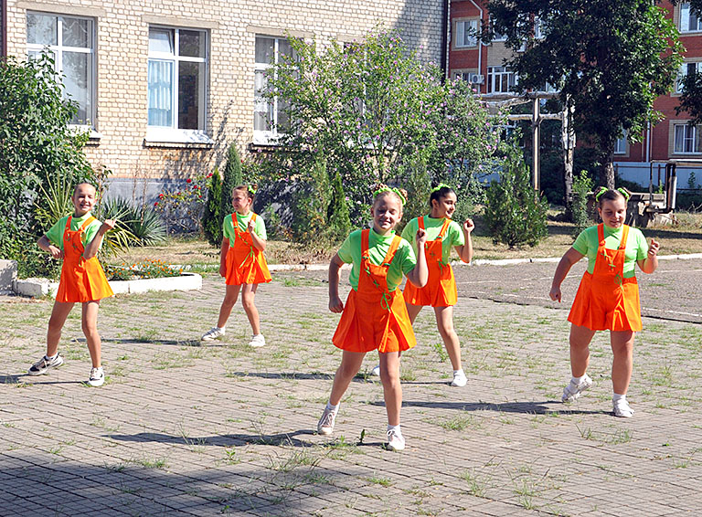В белореченской школе весело проводят время «Апельсины» и «Тинейджеры»