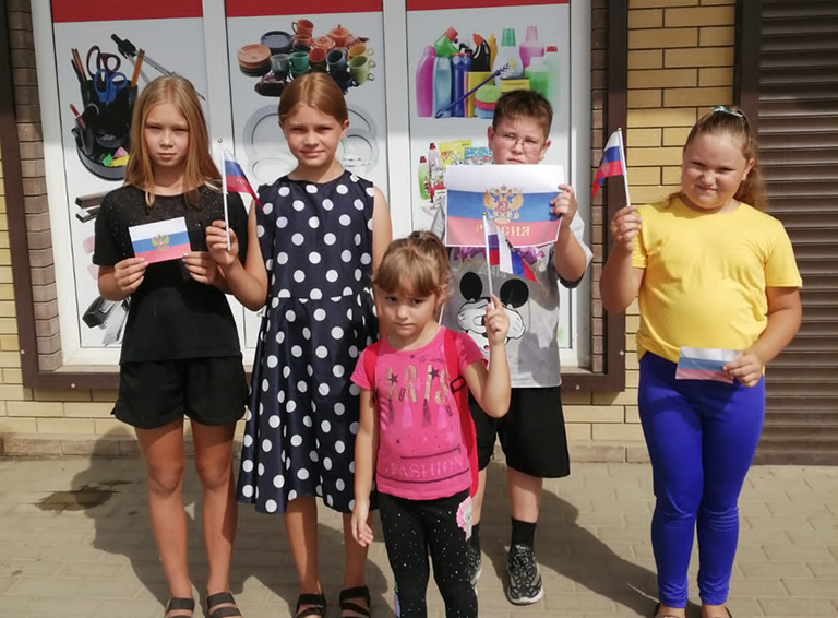 Жители посёлка Верхневеденеевского присоединились к всероссийской акции, посвящённой Дню государственного флага, «Российский триколор»