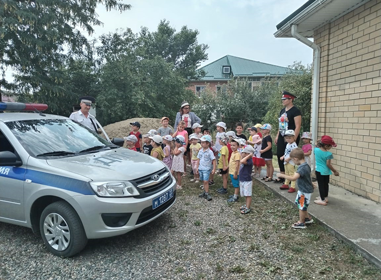 В Белореченске дошкольников обучают ПДД с помощью мобильных автогородков
