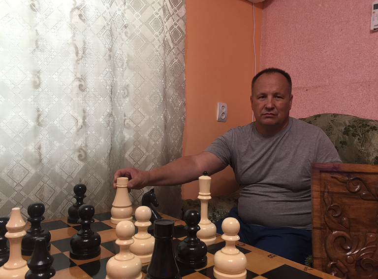 Мастеру Михаилу Арефьеву из станицы Рязанской всё под силу: от шахмат до церковного клироса