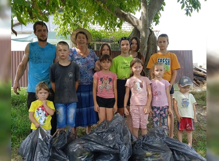 Жители посёлка Верхневеденеевского своими силами расчистили территорию и построили детскую игровую площадку