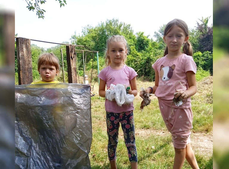 Жители посёлка Верхневеденеевского своими силами расчистили территорию и построили детскую игровую площадку