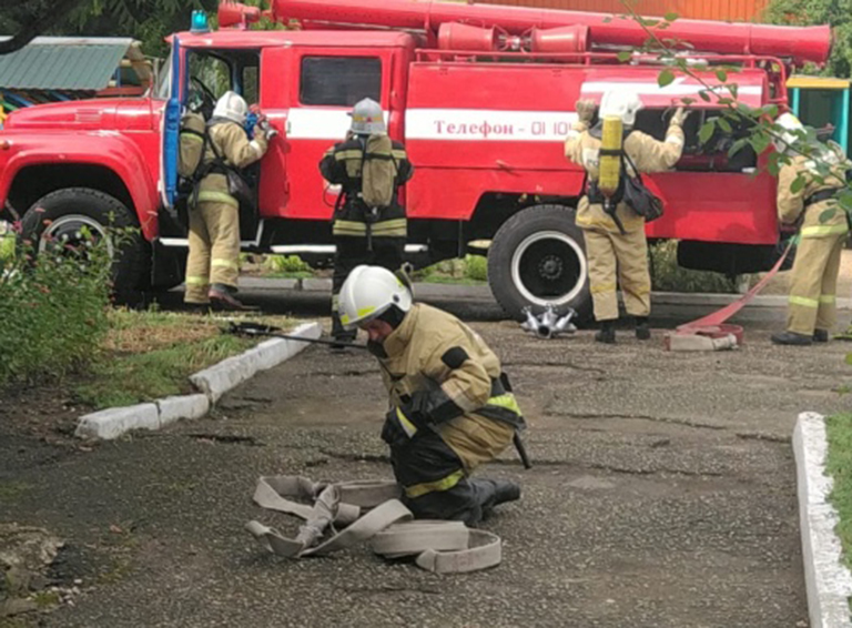 Работники пожарной охраны эвакуировали сотрудника детского сада №35 станицы Рязанской из условного очага возгорания в ходе учений