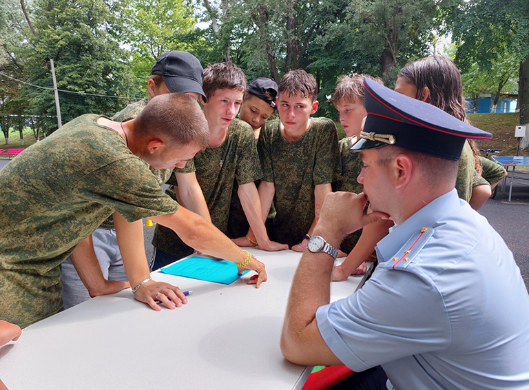 Сотрудники полиции и активисты провели зарядку со стражем порядка в трудовом лагере Белореченского района