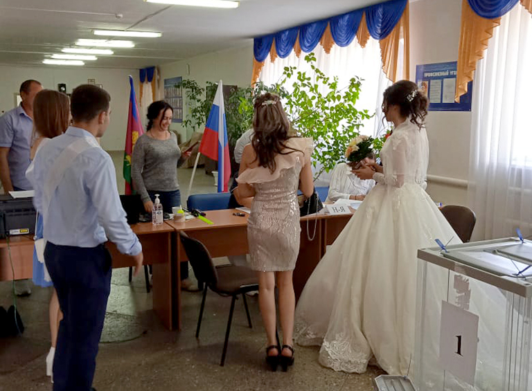 Белореченские молодожены приехали на избирательный участок прямо из загса
