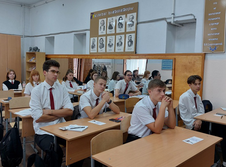 Белореченские полицейские провели урок профориентации для старшеклассников школы №1