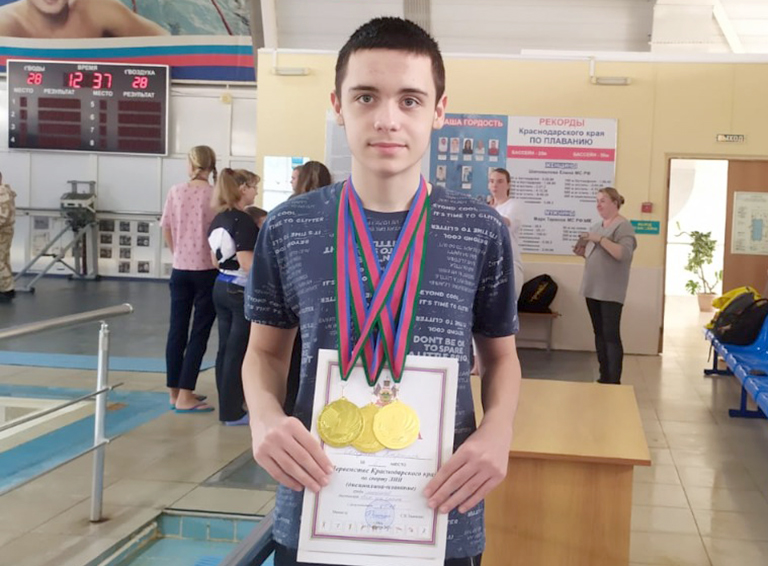 Белореченский пловец Кирилл Селезнёв взял три золота на первенстве края!