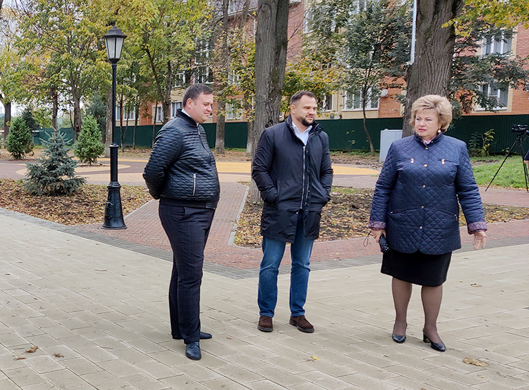 Партийный десант осмотрел парк культуры и отдыха имени Свердлова в городе Белореченске