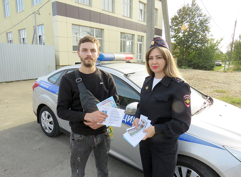В преддверии Международного дня белой трости сотрудники Госавтоинспекции провели в Белореченске акцию «Внимание, слепой пешеход!»