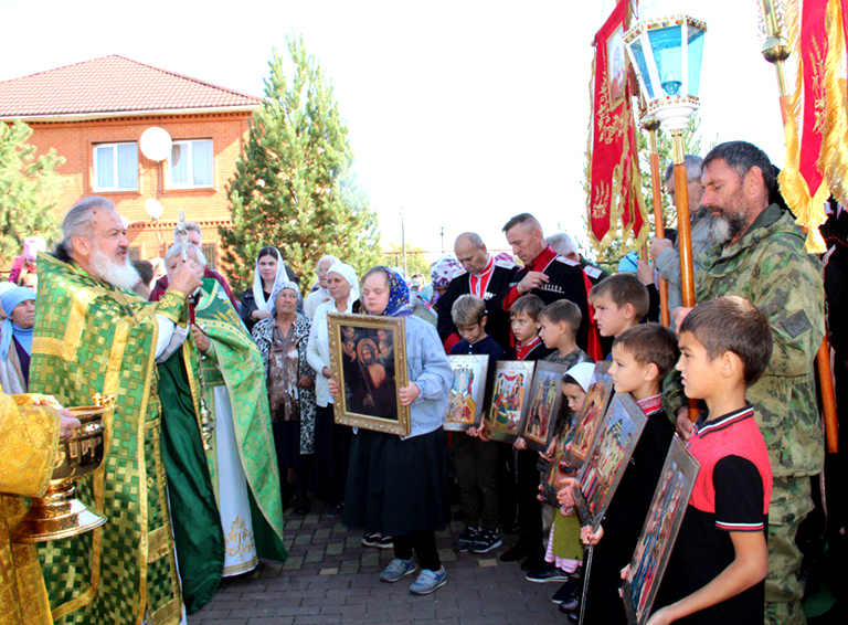 В поселке Южном отметили престольный праздник в храме преподобного Сергия Радонежского