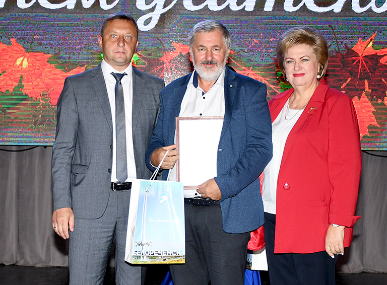 Поздравляя педагогов, глава Белореченского района рассказал им о дополнительных мерах поддержки
