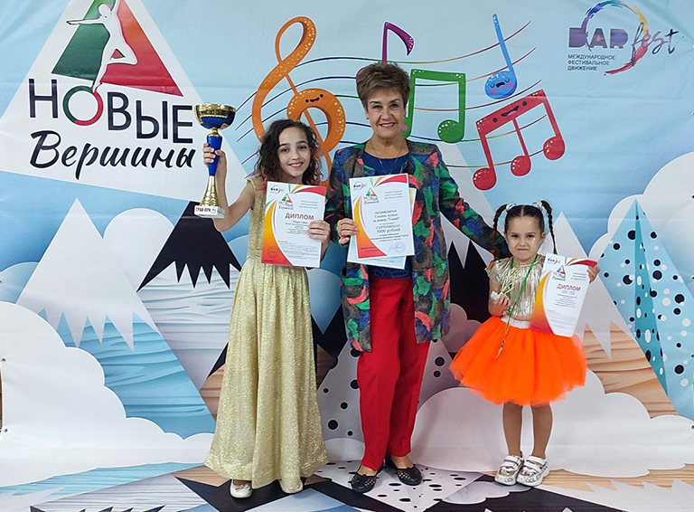 Воспитанницы белореченского Центра творчества сёстры Кристина и Алиса Сосины стали победителями международного фестиваля