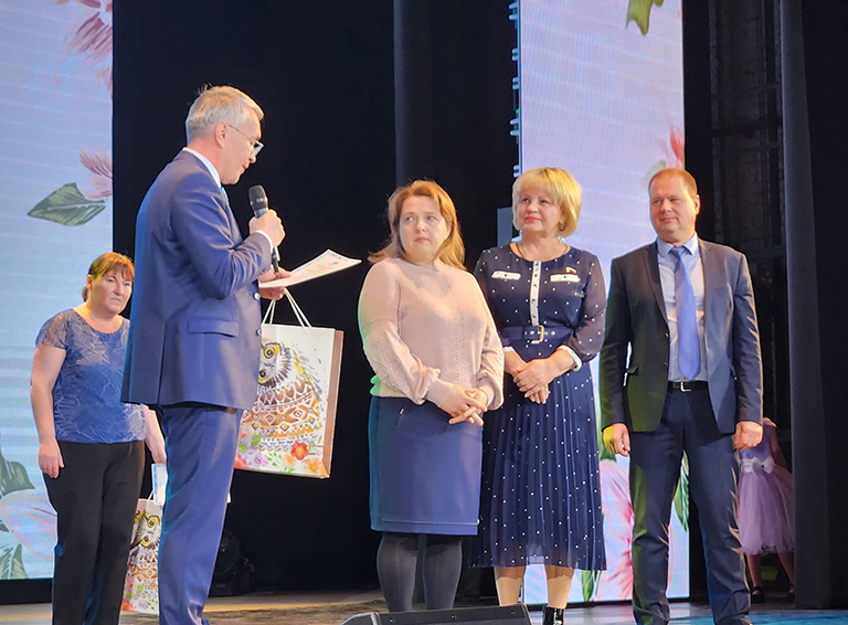 Депутат Госдумы Эдуард Кузнецов поблагодарил за любовь и заботу многодетных матерей и мам, воспитывающих детей-инвалидов
