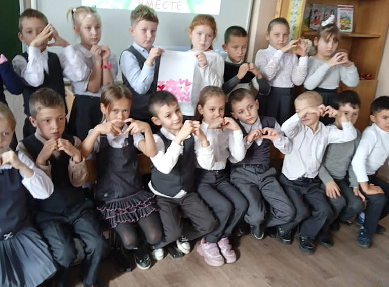 Первоклассники школы №15 поселка Верхневеденеевского присоединились ко Всероссийской акции «Добрые письма»