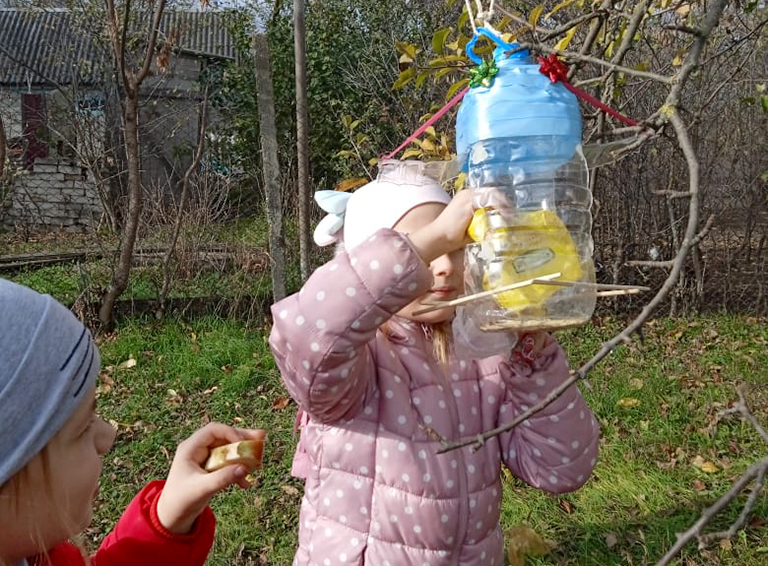 Сегодня первоклассники школы №15 поселка Верхневеденеевского отметили Синичкин день и развесили в саду кормушки для птиц