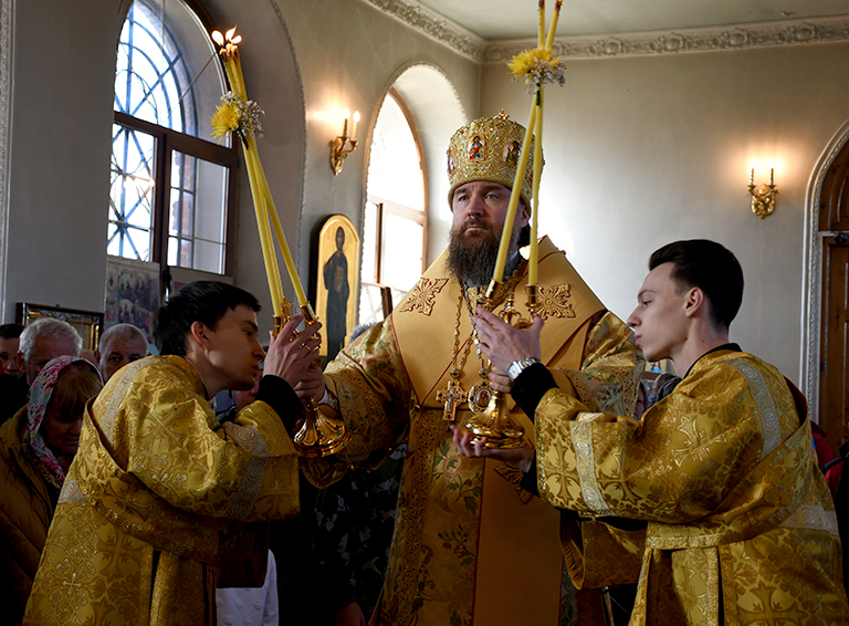 Митрополит Григорий совершил воскресную литургию в Свято-Никольском храме села Великовечного